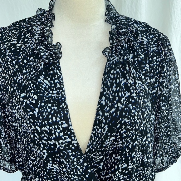 Express: Blue/Black/White V Neck Blouse: Size M - Picture 2 of 10